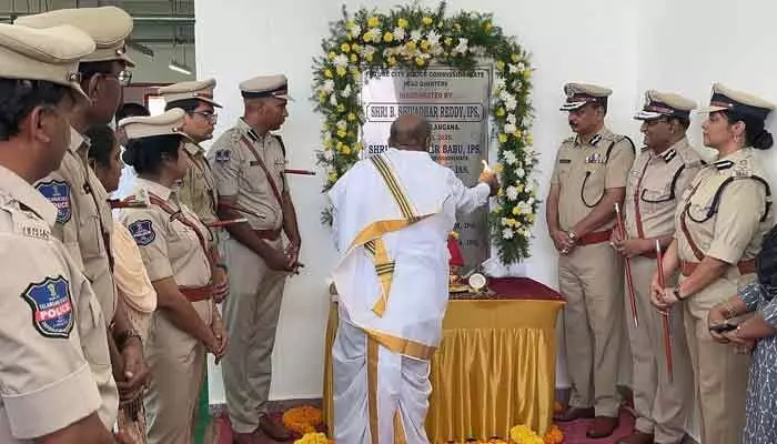 ఫ్యూచర్ సిటీ కమిషనరేట్ భవనాన్ని ప్రారంభించిన డీజీపీ శివధర్ రెడ్డి ఫ్యూచర్ సిటీ కమిషనరేట్ భవనాన్ని ప్రారంభించిన డీజీపీ శివధర్ రెడ్డి