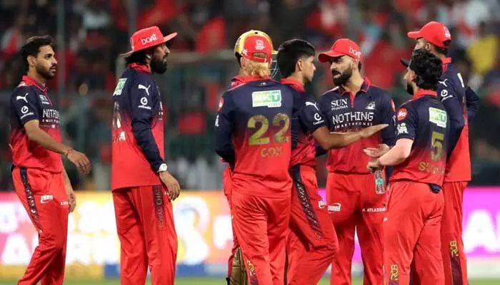 IPL 2026: ఆర్సీబీ బౌలర్ల ధాటికి ఢిల్లీ విలవిల: పీకల్లోతు కష్టాల్లో క్యాపిటల్స్ IPL 2026: ఆర్సీబీ బౌలర్ల ధాటికి ఢిల్లీ విలవిల: పీకల్లోతు కష్టాల్లో క్యాపిటల్స్