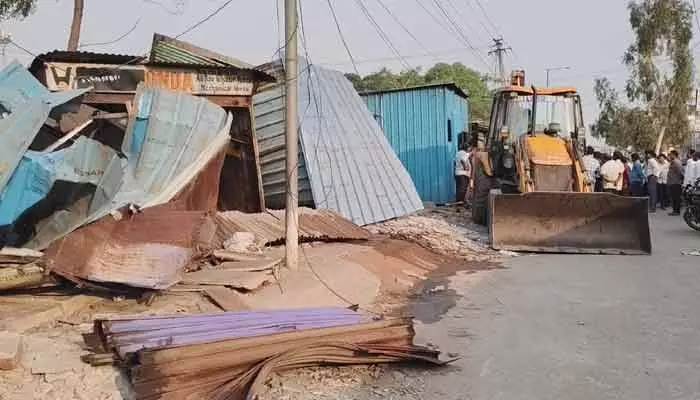 ఆక్రమణల తొలగింపులో పక్షపాతం ఏల...? ఆక్రమణల తొలగింపులో పక్షపాతం ఏల...?