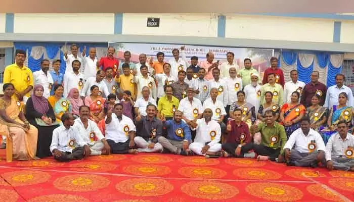 30 ఏళ్ల తర్వాత కలిసిన స్నేహితులు 30 ఏళ్ల తర్వాత కలిసిన స్నేహితులు