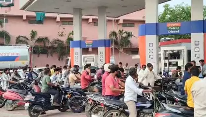మళ్లీ మొదలైన పెట్రోల్, డీజిల్ కష్టాలు మళ్లీ మొదలైన పెట్రోల్, డీజిల్ కష్టాలు