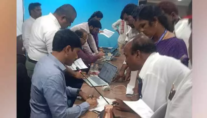 ఇందిరమ్మ ఇంటి ప్రారంభోత్సవం.. మహిళా సర్పంచ్కు ఘోర అవమానం ఇందిరమ్మ ఇంటి ప్రారంభోత్సవం.. మహిళా సర్పంచ్కు ఘోర అవమానం