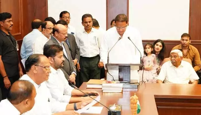 ఎమ్మెల్సీలుగా ప్రమాణ స్వీకారం చేసిన కోదండరాం, మంత్రి అజారుద్దీన్ లు ఎమ్మెల్సీలుగా ప్రమాణ స్వీకారం చేసిన కోదండరాం, మంత్రి అజారుద్దీన్ లు