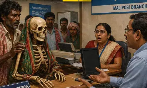 సోదరి అస్థిపంజరాన్ని బ్యాంకుకు మోసుకొచ్చిన గిరిజనుడు.. స్పందించిన సబ్ కలెక్టర్