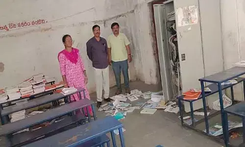 పాఠ‌శాల తాళాలు ప‌గుల‌గొట్టిన ఆక‌తాయిలు