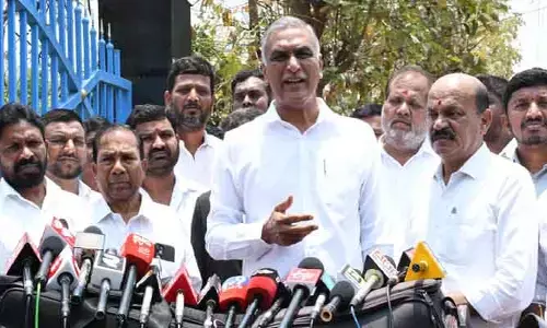 కొంద‌రు ఐపీఎస్ లు మా ఫోన్లు హ్యాక్ చేస్తున్నారు : మాజీ మంత్రి హరీశ్ రావు