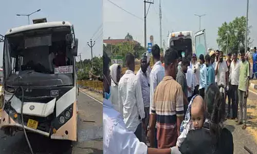 లారీని ఢీ కొట్టిన ఆర్టీసీ బ‌స్సు.. 15 మంది ప్ర‌యాణికుల‌కు గాయాలు