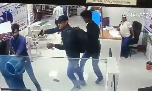 SBIలో పట్టపగలే తుపాకులు చూపించి భారీ దోపిడీ
