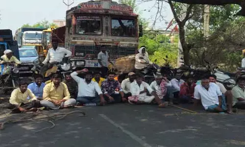 వ‌రి ధాన్యం కొనుగోళ్లు ప్రారంభించాల‌ని రైతుల నిర‌స‌న