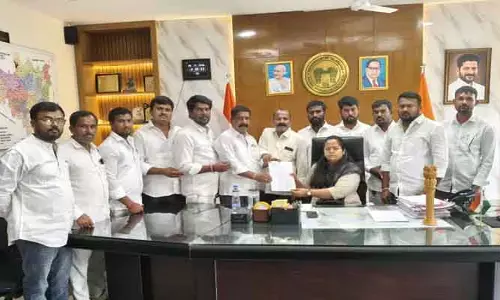 నిధులు విడుద‌ల చేయాల‌ని క‌లెక్ట‌ర్ కి స‌ర్పంచ్ ల విన‌తి