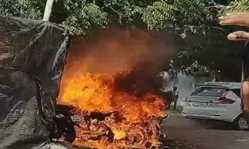 అగ్ని ప్రమాదం.. నాలుగు బైకులు దగ్ధం