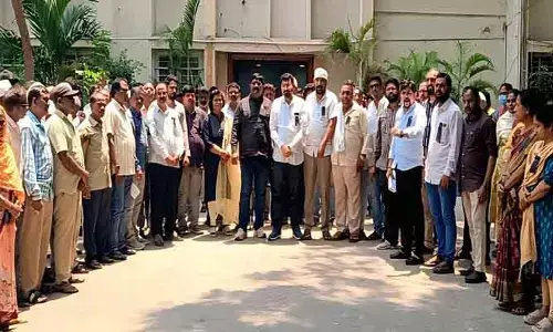 మున్సిపల్ ఉద్యోగులు నిర‌స‌న