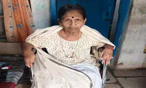 పింఛను కోసం వికలాంగురాలి ఎదురుచూపులు..