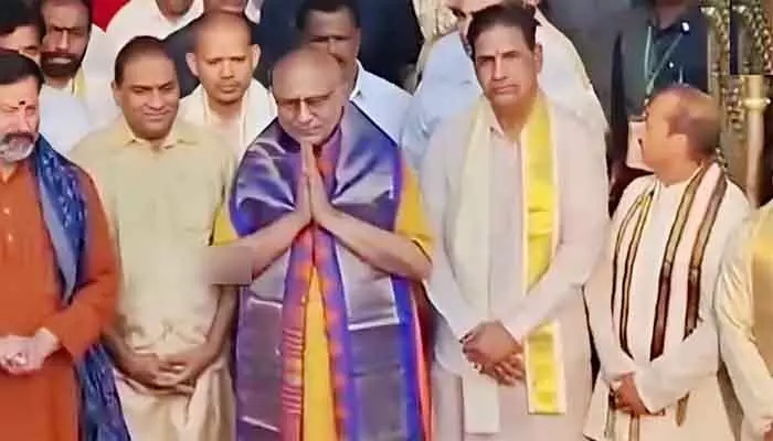 శ్రీవారిని దర్శించుకున్న ఉపరాష్ట్రపతి రాధాకృష్ణన్.. స్వాగతం పలికిన టీటీడీ చైర్మన్ BR నాయుడు శ్రీవారిని దర్శించుకున్న ఉపరాష్ట్రపతి రాధాకృష్ణన్.. స్వాగతం పలికిన టీటీడీ చైర్మన్ BR నాయుడు