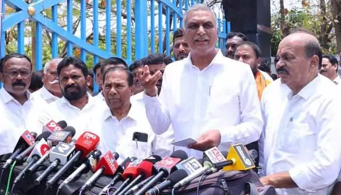 ఆ అధికారులను వదిలిపెట్టేదే లేదు.. హరీశ్ రావు హెచ్చరిక ఆ అధికారులను వదిలిపెట్టేదే లేదు.. హరీశ్ రావు హెచ్చరిక