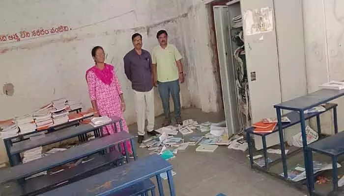 పాఠశాల తాళాలు పగులగొట్టిన ఆకతాయిలు పాఠశాల తాళాలు పగులగొట్టిన ఆకతాయిలు