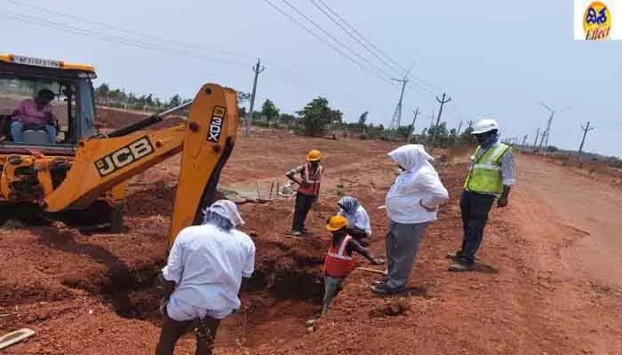 దిశ ఎఫెక్ట్.. పగిలిన పైప్లైన్కు మరమ్మతులు దిశ ఎఫెక్ట్.. పగిలిన పైప్లైన్కు మరమ్మతులు