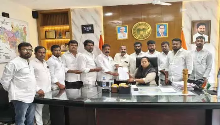 నిధులు విడుదల చేయాలని కలెక్టర్ కి సర్పంచ్ ల వినతి నిధులు విడుదల చేయాలని కలెక్టర్ కి సర్పంచ్ ల వినతి