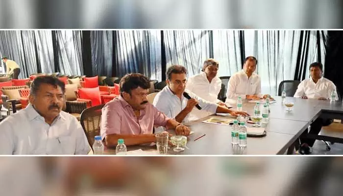 మాజీ మంత్రి తలసానికి KTR కీలక బాధ్యతలు మాజీ మంత్రి తలసానికి KTR కీలక బాధ్యతలు