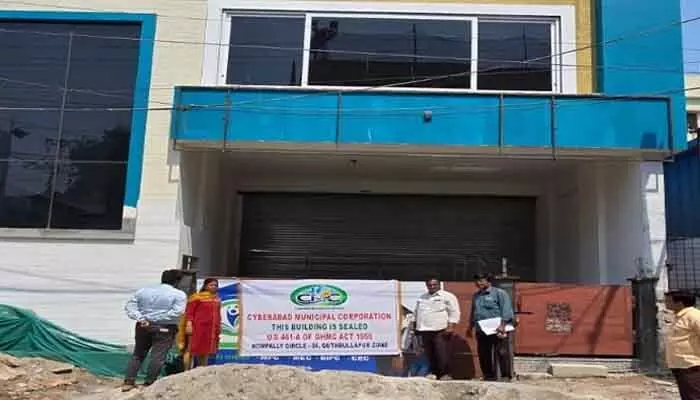 దిశ కథనానికి స్పందన.. సీజ్ చేసిన భవనంలో అడ్మిషన్ల దందాకు చెక్ దిశ కథనానికి స్పందన.. సీజ్ చేసిన భవనంలో అడ్మిషన్ల దందాకు చెక్
