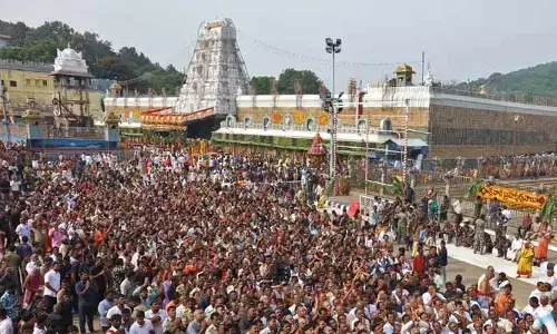 వేసవి సెలవుల ఎఫెక్ట్.. తిరుమలలో కొనసాగుతున్న భక్తుల రద్ధీ