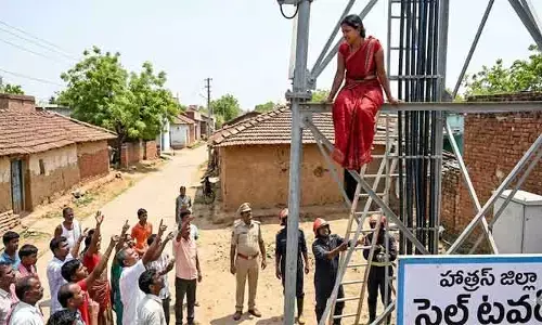 ప్రియుడే కావాలంటూ సెల్ టవర్ ఎక్కిన భార్య