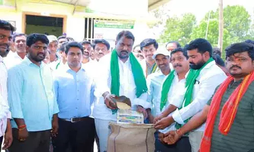 కేసీఆర్ కుటుంబం ముందు ఆస్తి త‌గాదాలు ప‌రిష్క‌రించుకోవాలి : మంత్రి అడ్లూరి లక్ష్మణ్ కుమార్