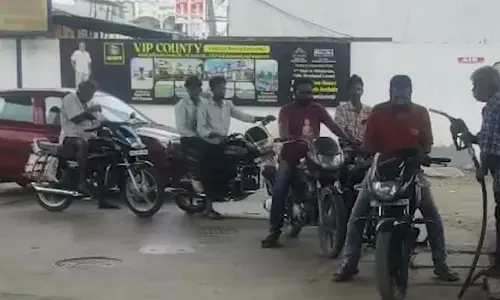 వాహనదారులకు ఊరట.. పెట్రోల్ బంకుల్లో సాధారణ స్థితి