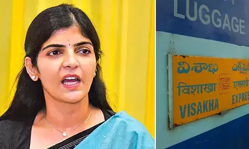 విశాఖ ఎక్స్‌ప్రెస్‌లో వివాహితపై దారుణం.. బాధితురాలికి అండగా మహిళా కమిషన్