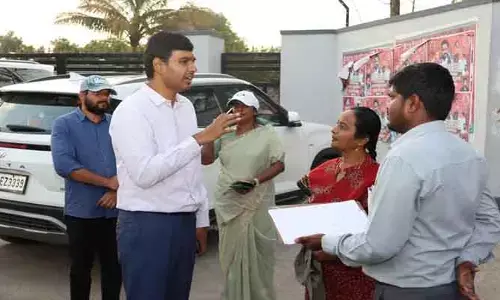 ర‌హ‌దారి విస్త‌ర‌ణ‌లో కోల్పోతున్న భూముల‌ను ప‌రిశీలించిన క‌లెక్ట‌ర్