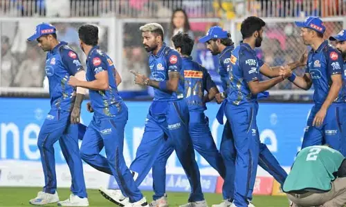 నల్ల రిబ్బన్లతో గ్రౌండ్లో ముంబై జట్టు