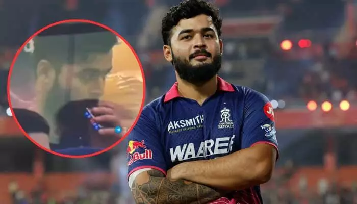 డ్రెస్సింగ్ రూమ్లో ఈ సిగరేట్ తాగిన రియాన్ పరాగ్.. క్రిమినల్ కేసు..? డ్రెస్సింగ్ రూమ్లో ఈ సిగరేట్ తాగిన రియాన్ పరాగ్.. క్రిమినల్ కేసు..?