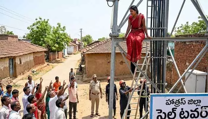 ప్రియుడే కావాలంటూ సెల్ టవర్ ఎక్కిన భార్య ప్రియుడే కావాలంటూ సెల్ టవర్ ఎక్కిన భార్య