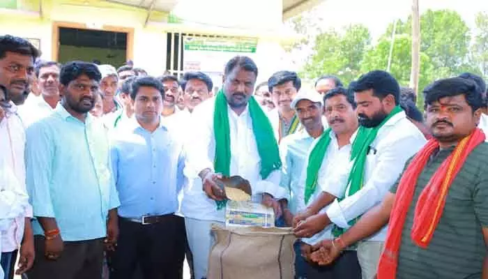 కేసీఆర్ కుటుంబం ముందు ఆస్తి తగాదాలు పరిష్కరించుకోవాలి : మంత్రి అడ్లూరి లక్ష్మణ్ కుమార్ కేసీఆర్ కుటుంబం ముందు ఆస్తి తగాదాలు పరిష్కరించుకోవాలి : మంత్రి అడ్లూరి లక్ష్మణ్ కుమార్