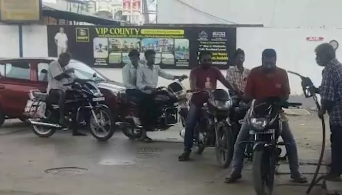వాహనదారులకు ఊరట.. పెట్రోల్ బంకుల్లో సాధారణ స్థితి వాహనదారులకు ఊరట.. పెట్రోల్ బంకుల్లో సాధారణ స్థితి