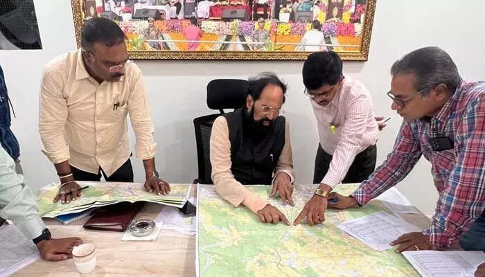 ప్రాణహిత, చేవెళ్ల ప్రాజెక్టు డీపీఆర్ రెడీ.. మరికాసేపట్లో సీఎం కీలక నిర్ణయం: ఉత్తమ్ ప్రాణహిత, చేవెళ్ల ప్రాజెక్టు డీపీఆర్ రెడీ.. మరికాసేపట్లో సీఎం కీలక నిర్ణయం: ఉత్తమ్