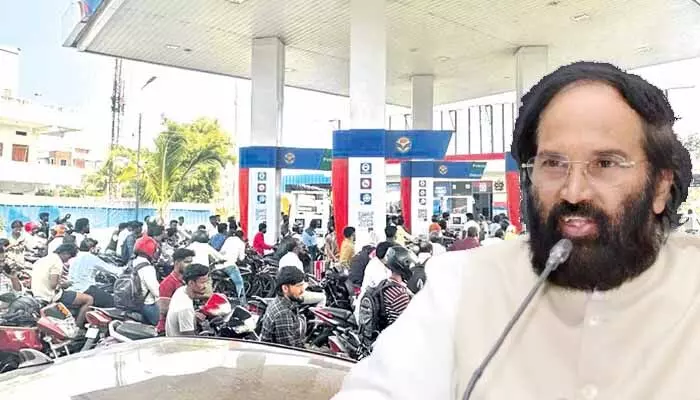 పెట్రోల్, డీజిల్ సరఫరాపై ఆందోళన వద్దు: మంత్రి ఉత్తమ్ కీలక ప్రకటన పెట్రోల్, డీజిల్ సరఫరాపై ఆందోళన వద్దు: మంత్రి ఉత్తమ్ కీలక ప్రకటన