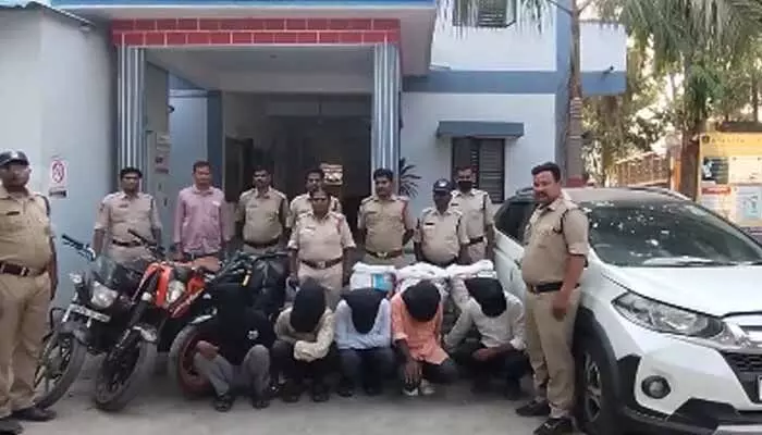ఒడిశా టూ కాకినాడ: గంజాయి ముఠా గుట్టురట్టు.. రూ. 50 లక్షల సరుకు సీజ్ ఒడిశా టూ కాకినాడ: గంజాయి ముఠా గుట్టురట్టు.. రూ. 50 లక్షల సరుకు సీజ్