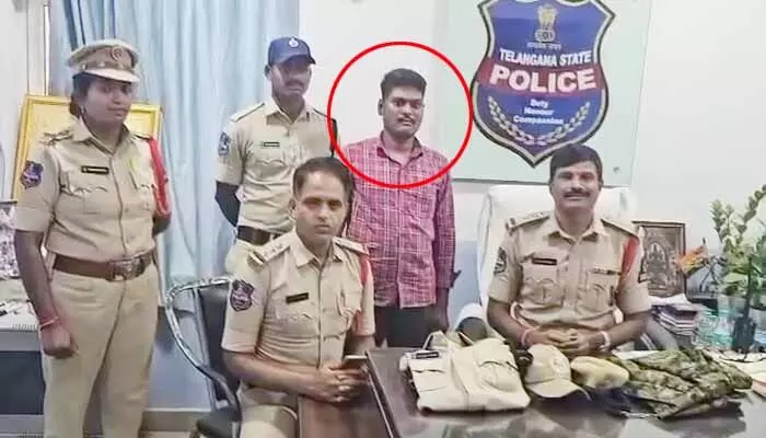 ఇన్స్టాగ్రామ్లో పిచ్చి రీల్స్ ఎఫెక్ట్.. నకిలీ కానిస్టేబుల్ చరణ్ అరెస్ట్ ఇన్స్టాగ్రామ్లో పిచ్చి రీల్స్ ఎఫెక్ట్.. నకిలీ కానిస్టేబుల్ చరణ్ అరెస్ట్