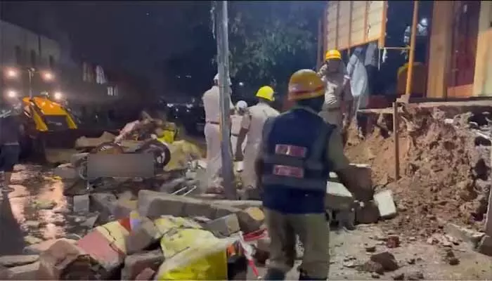 బెంగళూరులో భారీ వర్షాలు.. ప్రహరీ గోడ కూలి ఏడుగురు మృతి బెంగళూరులో భారీ వర్షాలు.. ప్రహరీ గోడ కూలి ఏడుగురు మృతి