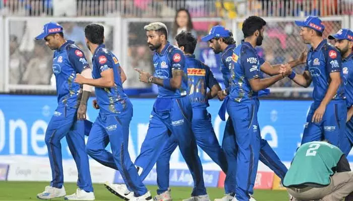 నల్ల రిబ్బన్లతో గ్రౌండ్లో ముంబై జట్టు నల్ల రిబ్బన్లతో గ్రౌండ్లో ముంబై జట్టు