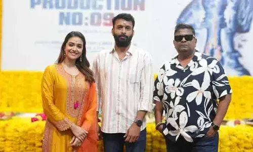 న్యాయం కోసం కోర్టు మెట్లెక్కుతున్న కీర్తి సురేష్.. క్యూరియాసిటీ పెంచుతున్న ‘సత్యవాన్ సావిత్రి’ లుక్