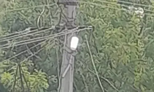 పగలే వీధుల్లో వెలుగులు..!