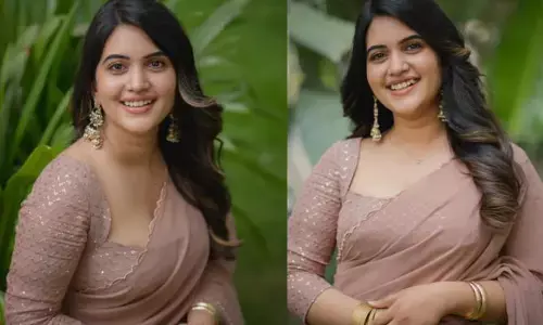 గులాబీ రంగు చీరలో పవిట పక్కకు జరిపి అందాలతో ఆకట్టుకున్న హాట్ యాంకర్