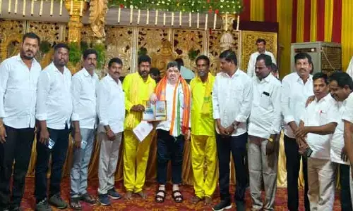 నూత‌న ఆల‌యం ప్రారంభోత్స‌వానికి మంత్రికి ఆహ్వానం