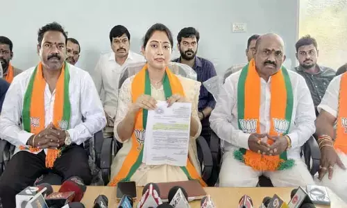 విద్యార్థుల భవిష్యత్ తో చెలగాటం తగదు : బీజేపీ రాష్ట్ర నాయకురాలు భోగ శ్రావణి