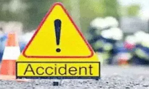 అదుపు తప్పి ఆటో బోల్తా.. వ్య‌క్తి మృతి