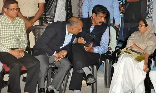బెంగాల్ ఎన్నికల ఫలితాల వేళ హైడ్రామా... స్ట్రాంగ్‌రూమ్‌ వద్ద మమతా అర్ధరాత్రి ధర్నా