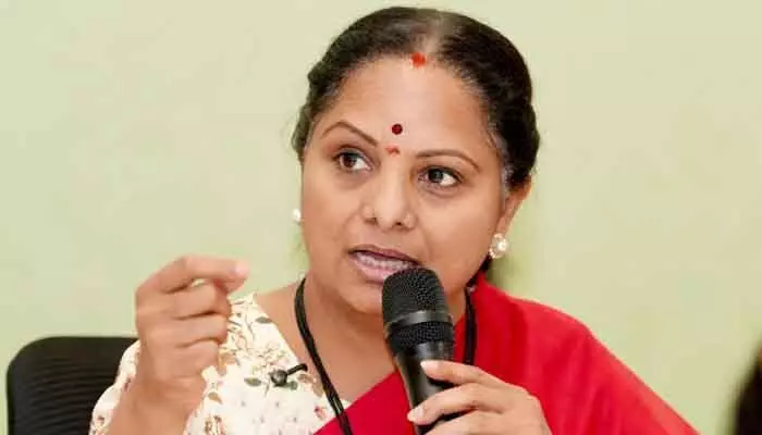 వయసు సడలింపు పేరిట మోసం.. ప్రభుత్వంపై TRS చీఫ్ కల్వకుంట్ల కవిత ఫైర్ వయసు సడలింపు పేరిట మోసం.. ప్రభుత్వంపై TRS చీఫ్ కల్వకుంట్ల కవిత ఫైర్