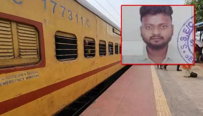 విశాఖ ఎక్స్ప్రెస్ రైలులో వివాహితపై రేప్.. ఏసీ కోచ్ మెయింటెనెన్స్ బాయ్ అరెస్ట్ విశాఖ ఎక్స్ప్రెస్ రైలులో వివాహితపై రేప్.. ఏసీ కోచ్ మెయింటెనెన్స్ బాయ్ అరెస్ట్